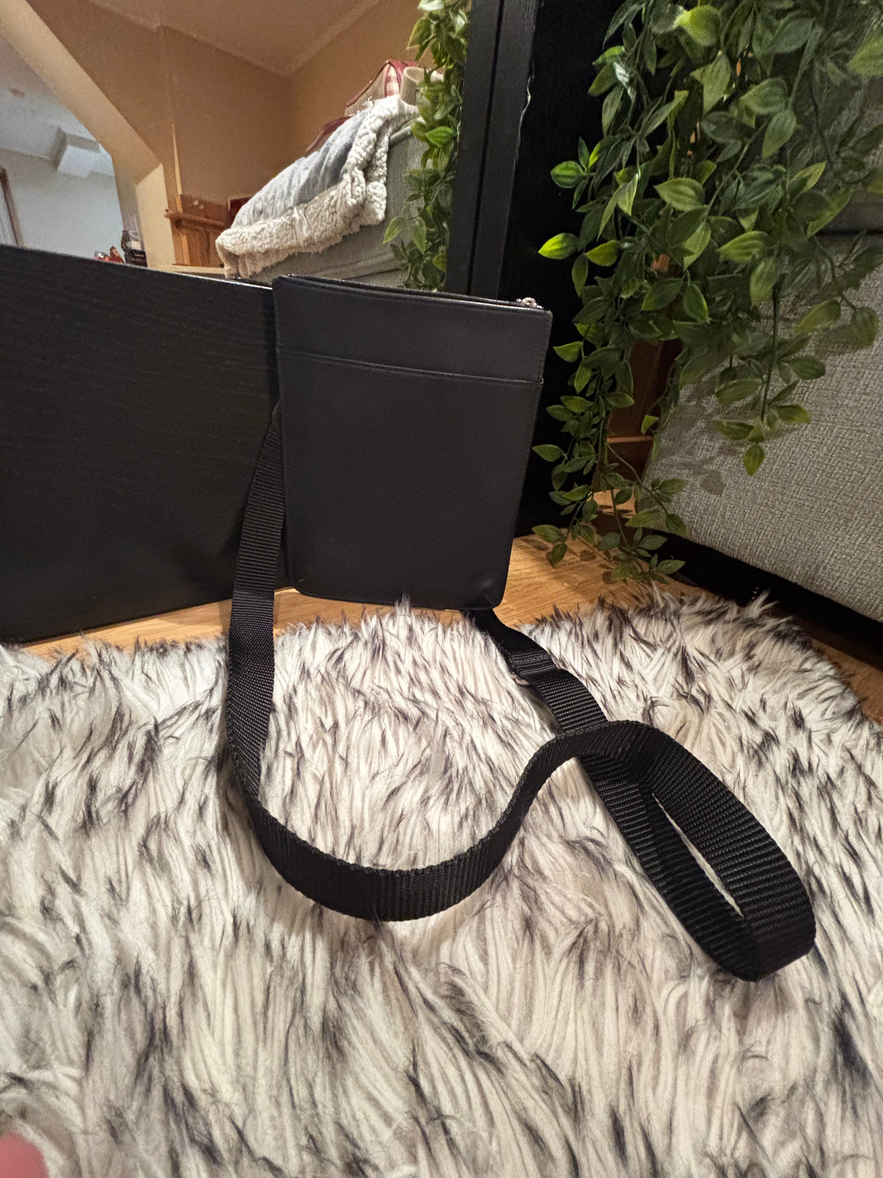 Pre Loved Coach Black Leather Crossbody Flight Bag ♡︎
