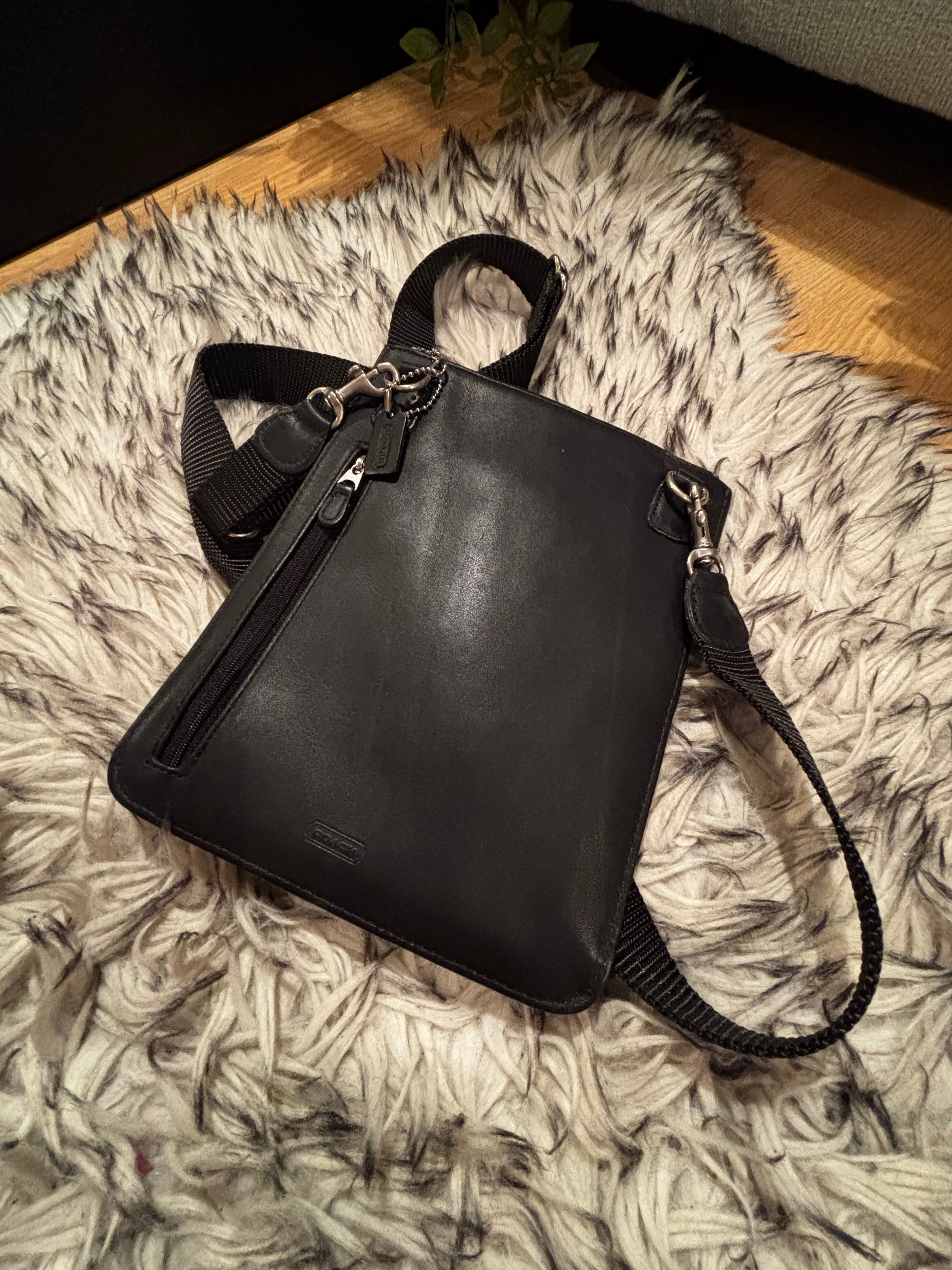 Pre Loved Coach Black Leather Crossbody Flight Bag ♡︎